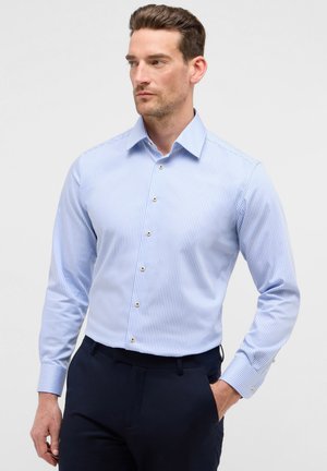 Hellblaues Poloshirt mit weißen vertikalen Streifen, im Slim-Fit-Schnitt, mit langen Ärmeln und goldenen Knopfakzenten. Eignet sich für formelle Anlässe.