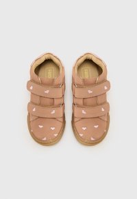 Braune Klettschuhe mit rosa Herzmustern, samtartiger Textur, runder Zehenform und Gummisohle. Futter im Innenraum für Komfort.