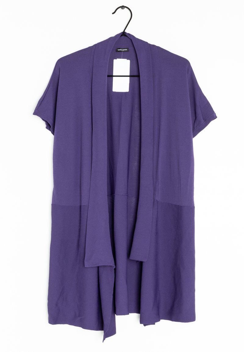 Cardigan violet à manches courtes, ouvert sur le devant, avec des panneaux texturés en bas, suspendu sur un cintre noir contre un fond blanc.