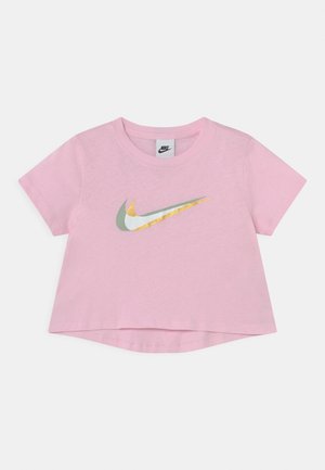 Camiseta rosa de manga corta para niños pequeños de Nike con el logo Swoosh multicolor centrado en el pecho y cuello redondo.