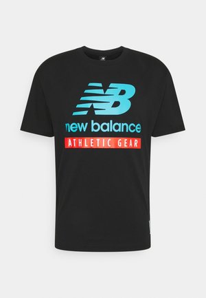 Czarny t-shirt z krótkim rękawem, z dużym turkusowym logo "NB" oraz czerwonym napisem "new balance ATHLETIC GEAR". Gładka faktura materiału.