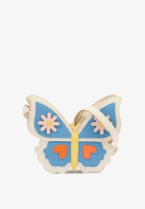 Biała skórzana torebka w kształcie motyla z niebieskimi skrzydłami, różowymi kwiatowymi akcentami, pomarańczowymi detalami w kształcie serca oraz żółtym korpusem, wyposażona w pasek na ramię.