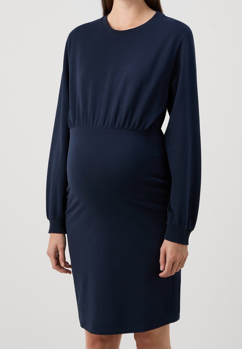 Robe de maternité bleu marine en tissu doux, dotée de manches longues, d'un col rond et d'une taille froncée pour un ajustement décontracté.