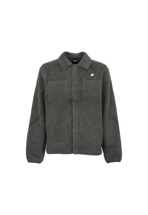 Giacca in pile grigia con collo a camicia, chiusura con bottoni, due tasche frontali e piccolo logo sul petto a sinistra. Texture morbida, vestibilità comoda.