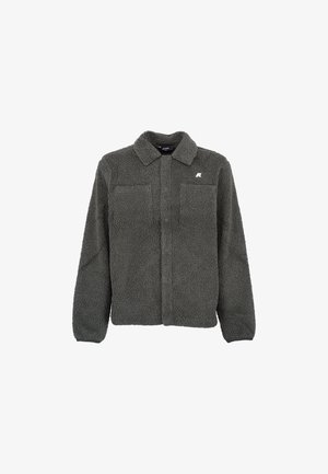 Giacca in pile grigia con collo a camicia, chiusura con bottoni, due tasche frontali e piccolo logo sul petto a sinistra. Texture morbida, vestibilità comoda.