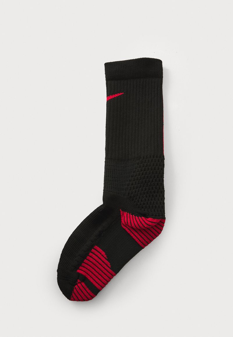 Fekete zokni vörös Nike logóval, bordázott textúrával és csíkos vörös akcentussal az alján. Légáteresztő hálós kialakítással rendelkezik.