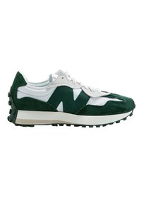 Zapatillas de ante verde y cuero blanco con una suela negra resistente, que presentan un logo verde prominente y acentos de tela texturizada.