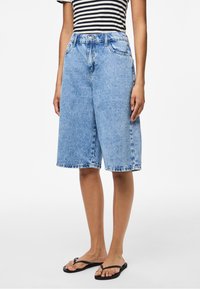 Pieces - PCSKY JORTS - Jeans Shorts - medium blue denim Thumbnail-Bild 1