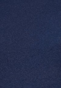 Marineblauwe ribstof met een zachte textuur, kenmerkend door een consistent patroon en een lichte glans, geschikt voor verschillende kledingtoepassingen.