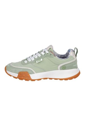 Zapatilla verde con materiales de ante y malla, cordones blancos, suela de goma naranja y acentos geométricos en la punta. Lengüeta reforzada en el talón.