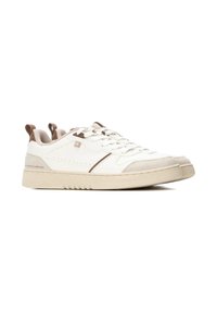 Sneakers bianchi con accenti beige, dettagli in suede e texture perforata. Presentano un design con lacci e suola in gomma, con leggera ammortizzazione.