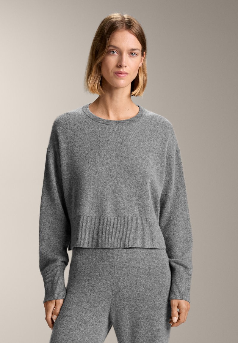 Grauer gestrickter Pullover mit einem verkürzten Design, gerippten Bündchen und einem weiten Rundhalsausschnitt. Weiche Textur mit lockerer Passform.