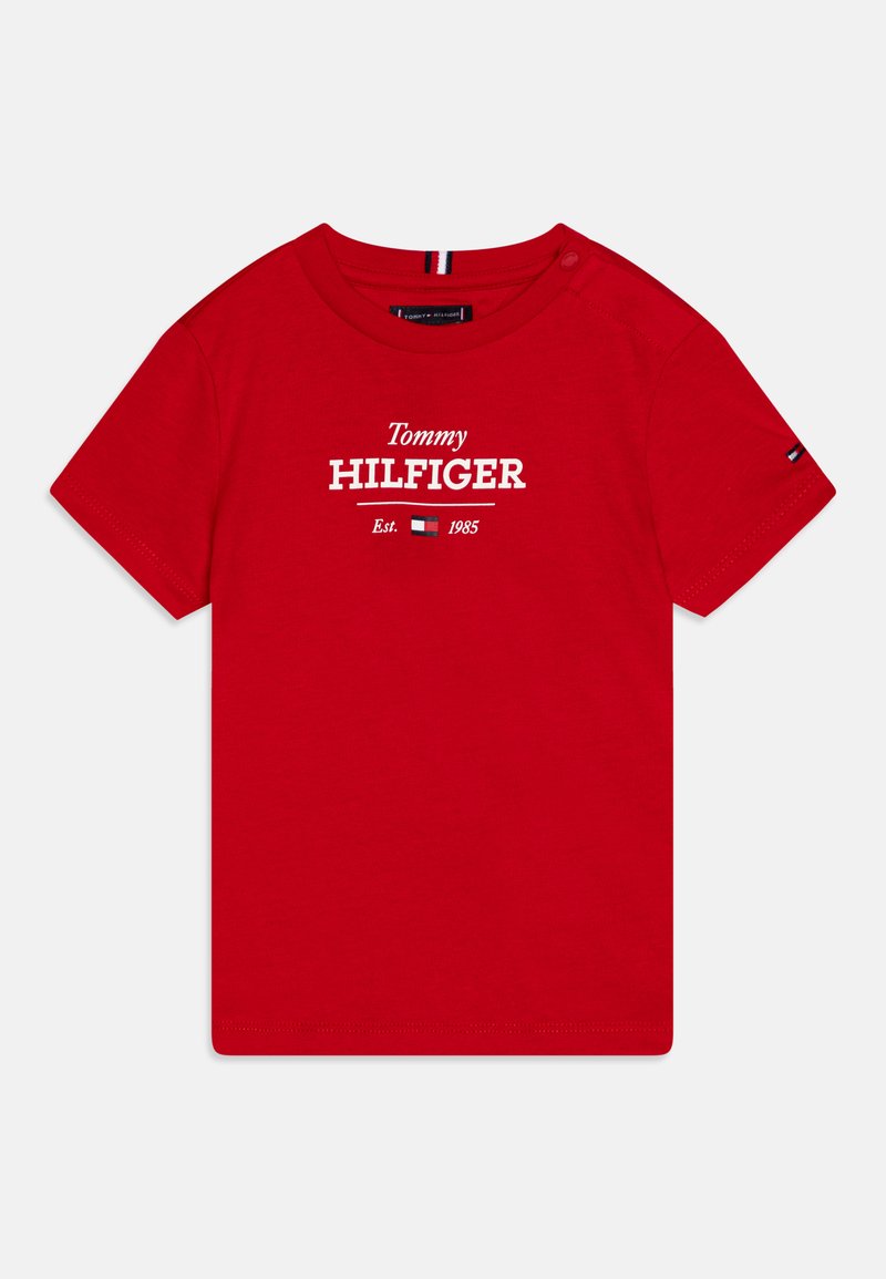 Rød bomull T-skjorte med "Tommy HILFIGER"-logo i hvitt, etablert 1985, med rund hals og korte ermer.