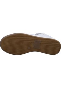 Weiße Schuhsohle mit gerippter Struktur, versehen mit einem braunen Gummibelag. Enthält das Branding "ara High Soft" und Größenangaben.