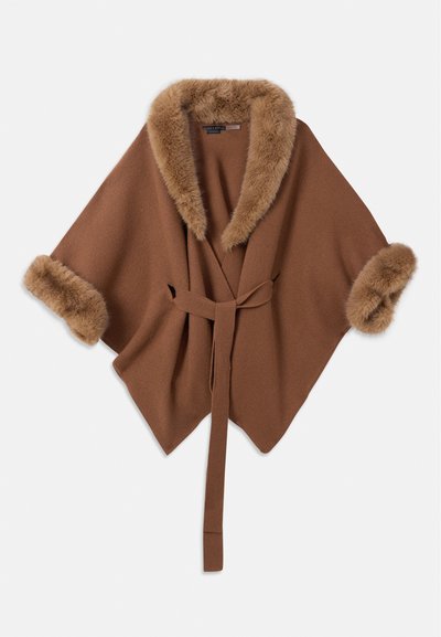 Hnědý vlněný plášť s odpovídajícím opaskem, širokými rukávy ozdobenými světle hnědým umělým kožešinovým lemem kolem límce a manžet.