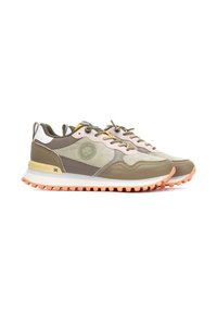Zapatillas de deporte con cordones en color verde oliva, rosa claro y materiales beige; tejido texturizado y cuero liso; suela de goma con acentos en naranja contrastante.