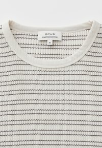 Witte geribbelde gebreide top met dunne zwarte horizontale strepen en een ronde halslijn, met het label "OPUS Limited Edition" maat 36.