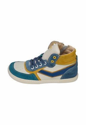 Hoher Sneaker mit weißem Leder, blauen und gelben Wildlederpaneelen, blauen Schnürsenkeln und gepolstertem gelbem Knöchelkragen, von der Außenseite gesehen.