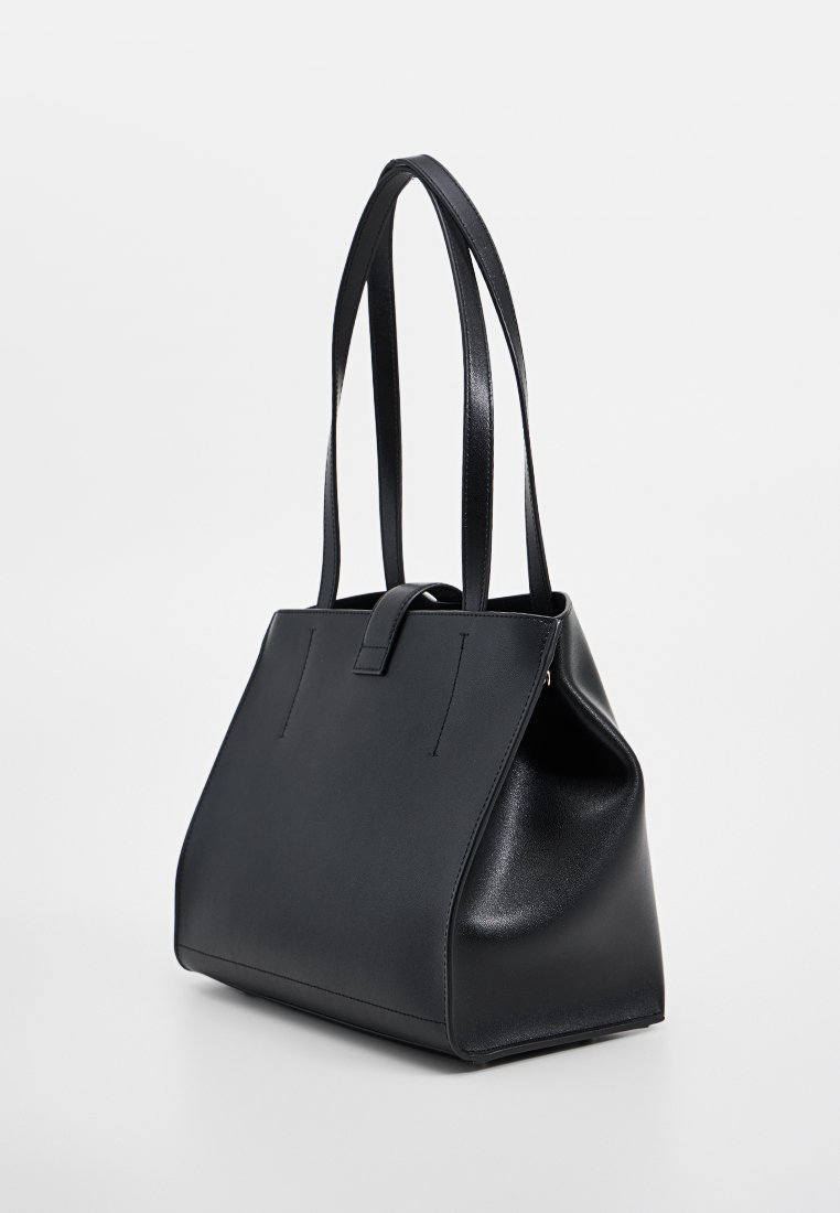 Borsa tote in pelle nera con un design strutturato, dotata di due manici, una base piatta e dettagli minimalisti sulla parte anteriore.