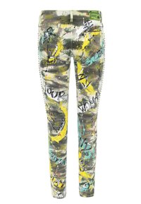 Pantalon coupe slim avec éclaboussures de peinture style graffiti et texte en jaune, blanc, noir et turquoise sur un fond camouflage gris.