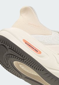 Tenisky v neutrálnych farbách s vrchnou časťou z nylonovej siete, so zdobením "Cloudfoam", textúrovanou podošvou a hladkou gumovou podrážkou so vlnitým vzorom.