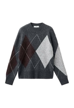 Pull en laine gris foncé avec de grands losanges argyle en marron foncé, gris clair et gris moyen sur le devant et les manches.