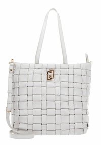 Borsa tote in pelle bianca intrecciata con doppio manico piatto e tracolla staccabile; presenta una chiusura dorata e una texture liscia.