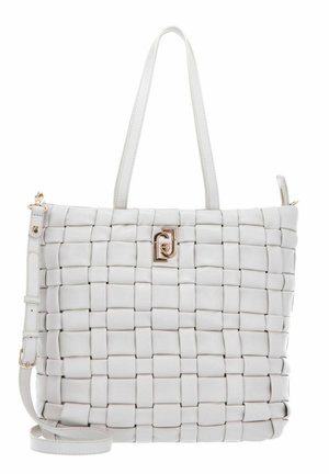 Borsa tote in pelle bianca intrecciata con doppio manico piatto e tracolla staccabile; presenta una chiusura dorata e una texture liscia.