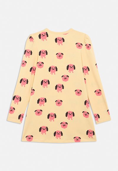 Cremefarbenes Langarmkleid mit verstreuten rosa Comic-Hundegesichtern, die schwarze Ohren und unterschiedliche Gesichtsausdrücke zeigen.