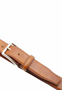 Cinturino in pelle marrone con una texture liscia, fibbia in metallo argentato e molteplici fori per la regolazione. I bordi cuciti aggiungono durata.
