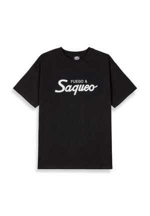 Camiseta de algodón negra de manga corta, con un diseño de texto blanco que dice "FUEGO & Saqueo" en una tipografía estilizada en la parte frontal.