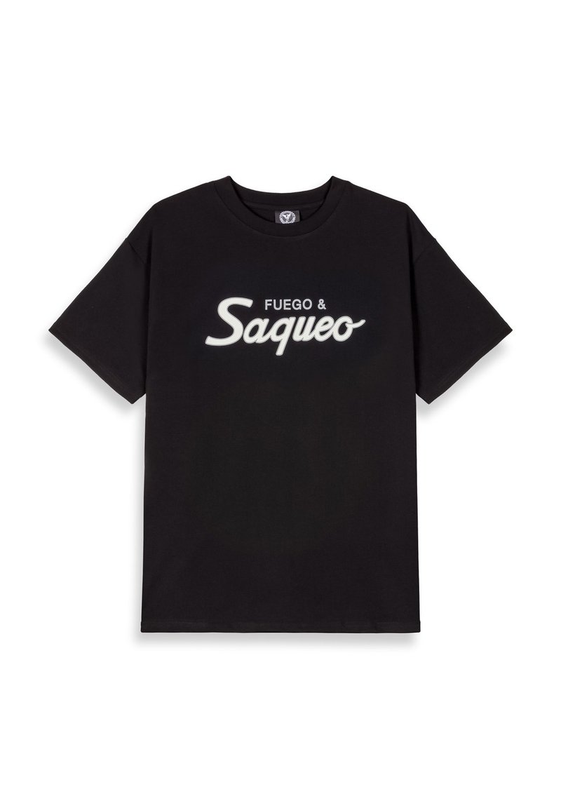 Camiseta de algodón negra de manga corta, con un diseño de texto blanco que dice "FUEGO & Saqueo" en una tipografía estilizada en la parte frontal.