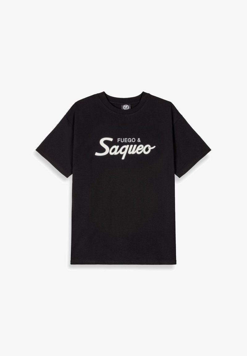 Camiseta de algodón negra de manga corta, con un diseño de texto blanco que dice "FUEGO & Saqueo" en una tipografía estilizada en la parte frontal.
