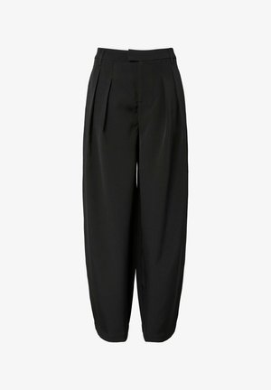 Černé kalhoty s volným střihem, s záhyby vpředu, rovnými nohavicemi a hladkou texturou látky.