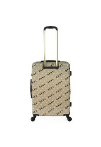 Maleta rígida con una base beige, que presenta un patrón de logo negro "DKNY" repetido, un mango retráctil resistente y cuatro ruedas negras.