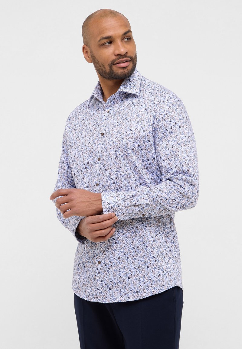 Heren overhemden met een lichtblauw bloemenpatroon, lange mouwen en bruine knopen. De stof lijkt soepel en heeft een slim fit ontwerp.