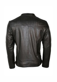 Zwarte leren jas met gecapitonneerde schoudervullingen en achterdetails. Heeft lange mouwen en een rechte snit. Strakke textuur en minimalistische accenten.