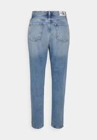 Jeans in denim azzurro chiaro con vita alta, cinque tasche e etichetta con logo. Presentano una vestibilità rilassata e un leggero sbiadimento sulle cosce.