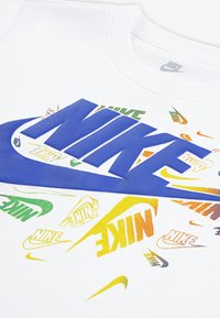 Nike Sportswear CLUB REVEALED - Tričko s potlačou - white