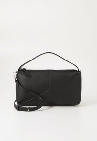 Sac en cuir noir avec un design géométrique, doté d'une fermeture éclair, d'une bandoulière détachable et d'une texture lisse.