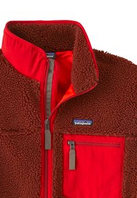 Giacca in pile marrone con colletto rosso e taschino sul petto, con logo Patagonia e zip frontale con linguette.