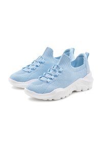 Helle blaue Sportschuhe mit einem gestrickten Obermaterial und elastischer Konstruktion. Sie verfügen über eine weiße, dicke Gummisohle und elastische Schnürsenkel.