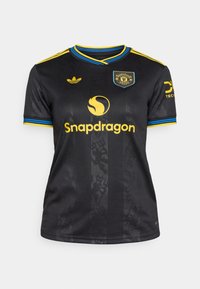 Melnā sporta krekla ar īsām piedurknēm, kas piedāvā apaļu kakla izgriezumu, dzeltenus un zilos akcentus, kā arī logotipus uz krūts un piedurknēm. Strukturēta svītru raksts.