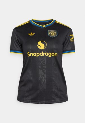 Maglia sportiva nera con maniche corte, caratterizzata da un colletto rotondo, dettagli gialli e blu, e loghi sul petto e sulle maniche. Motivo a righe testurizzate.