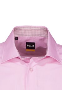 Camicia da uomo rosa chiaro con colletto strutturato, interno a motivo, chiusura con un singolo bottone e una piccola etichetta del marchio vicino al colletto.