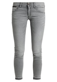 Šedé skinny džíny z denimu s hladkým povrchem, pěti kapsami a zapínáním na knoflík. Mají vybledlý efekt a mírně roztrhané lemy.