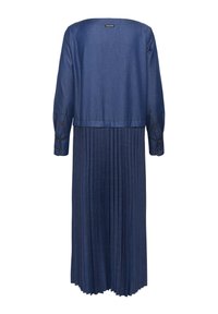 Rifľové šaty v námorníckej modrej farbe s priliehavým živôtikom a plisovanou sukňou. Dlhé rukávy s gombíkovými detailmi, ktoré zdôrazňujú hladkú textúru a plynulý vzhľad.