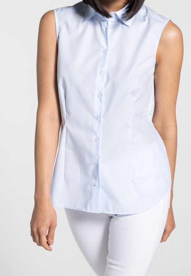 Chemise sans manches bleu clair à boutons, avec un col pointu, une texture lisse et un ourlet courbe, conçue pour une silhouette ajustée.