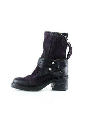 Botte mi-mollet en cuir et daim noir avec talon bloc, bride décorative et clous argentés, fermeture éclair au dos, sur fond blanc.