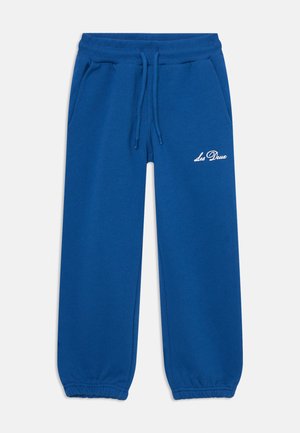Blaue Sweatpants aus weichem Stoff haben einen elastischen Bund mit Kordelzug, zwei Seitentaschen und weißen gestickten Text.
